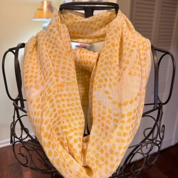 2-LIGHTWEIGHT WOMENS SCARVES. TWO SEPARATE PRINTS IN YELLOW & GREEN. - Picture 8 of 10